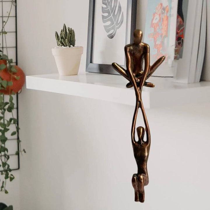 "Liefde en evenwicht sculptuur in bronzen hars, ideaal als unieke huisdecoratie voor tafels of schappen."