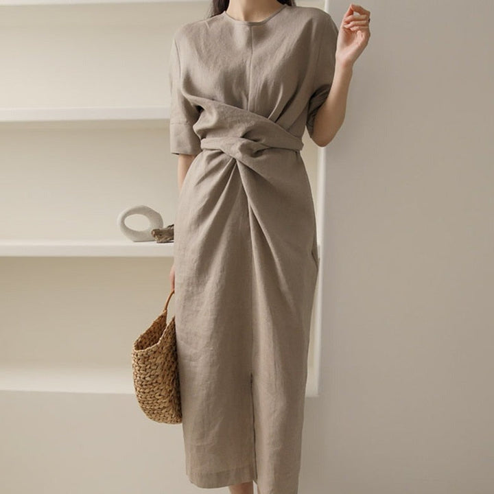"Linnen asymmetrische jurk kaki, elegant en comfortabel, perfect voor warme dagen; stijlvol design voor elke gelegenheid."