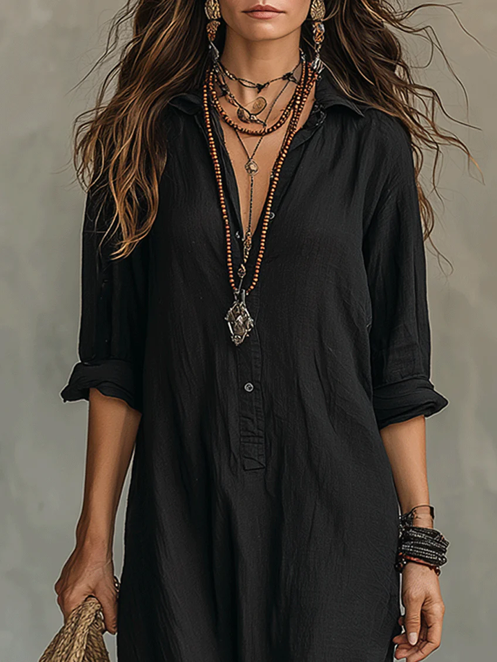 Lange dames maxi jurk met overhemdkraag en losse pasvorm. Stijlvolle bohemian zomerjurk met zijsplit.