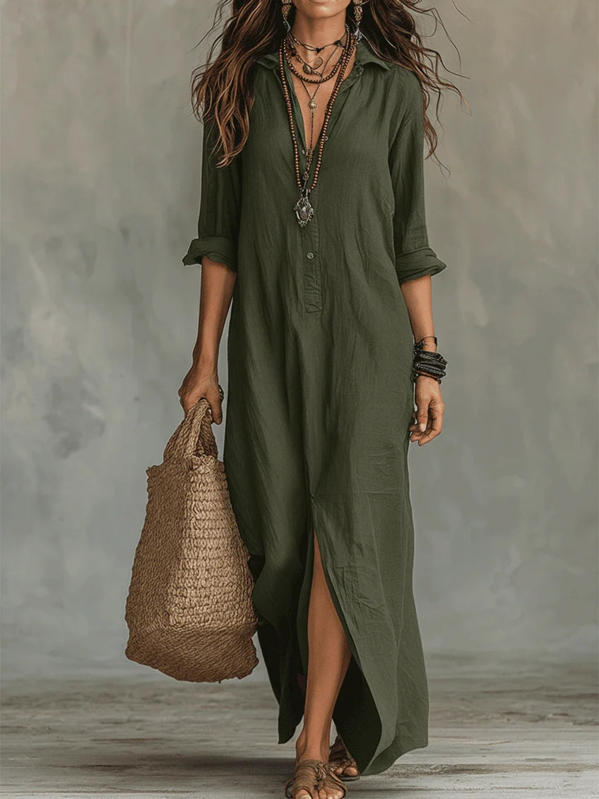 Detail van de zijsplit op een losvallende dames maxi jurk met overhemdkraag. Trendy casual zomerjurk.