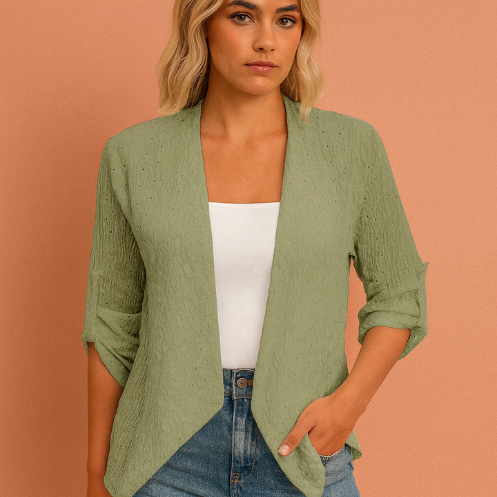 Vrouwelijk gehaakt dames vest met open voorkant, licht en luchtig, voor een comfortabele casual look.