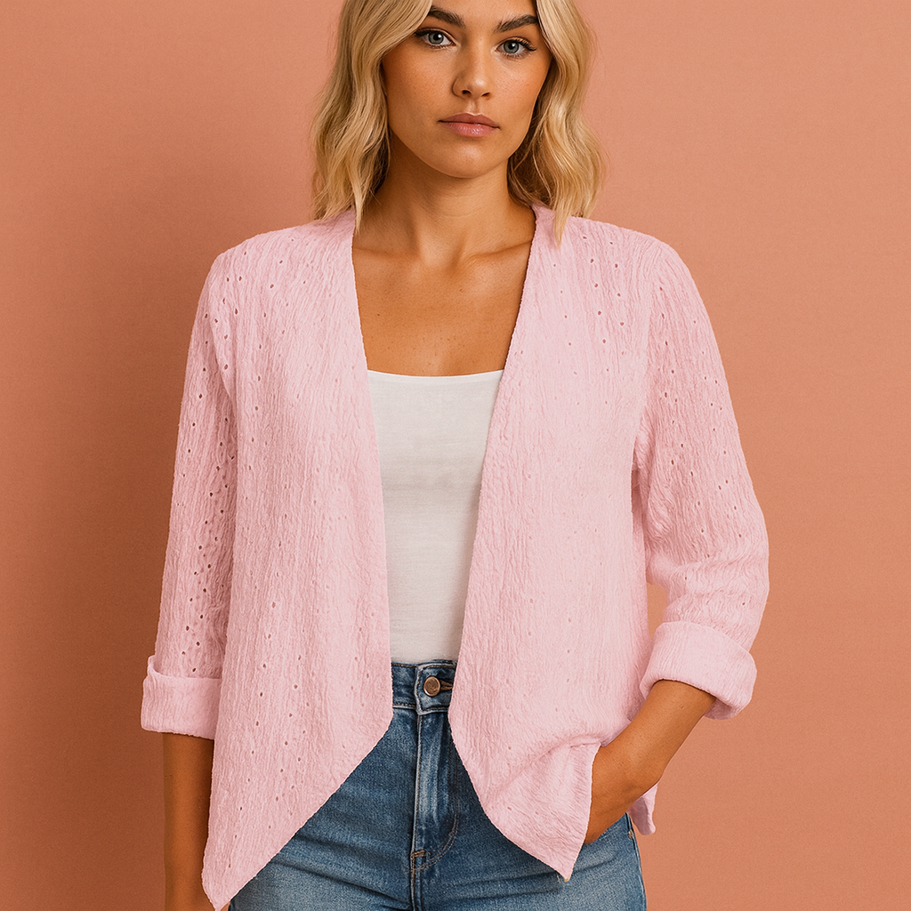 Lichtgewicht gehaakt dames vest, perfect als casual tussenjas met open voorkant, in trendy bohemian stijl.