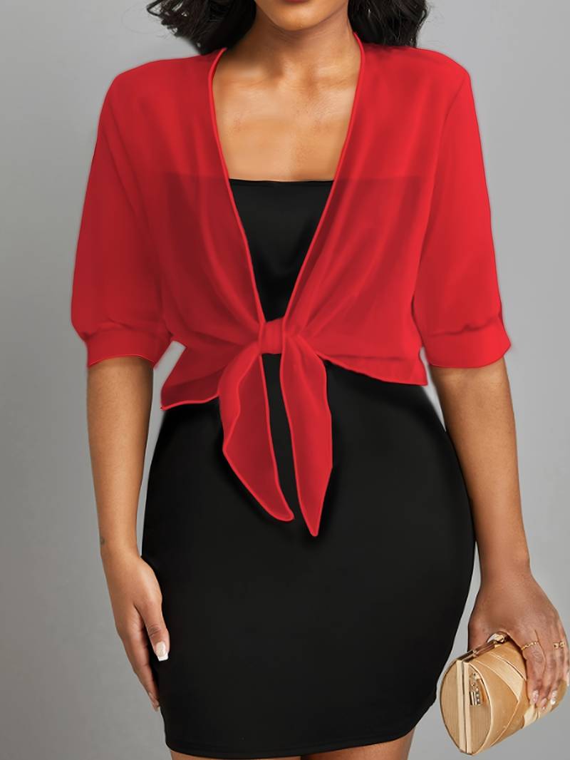 "Luchtige chiffon bolero met striksluiting en korte mouwen, elegant over zomeroutfits. Ideaal voor warme dagen en koele avond