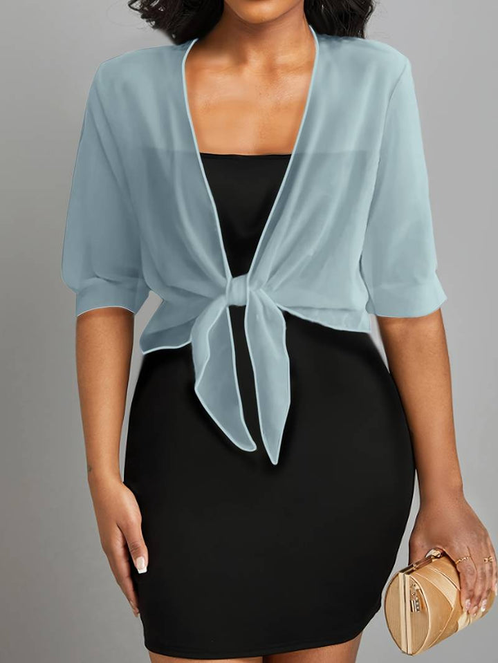"Luchtige chiffon bolero met striksluiting en korte mouwen, elegant over zomeroutfits. Ideaal voor warme dagen en koele avond