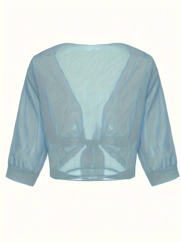 "Luchtige chiffon bolero met striksluiting en korte mouwen, elegant over zomeroutfits. Ideaal voor warme dagen en koele avond