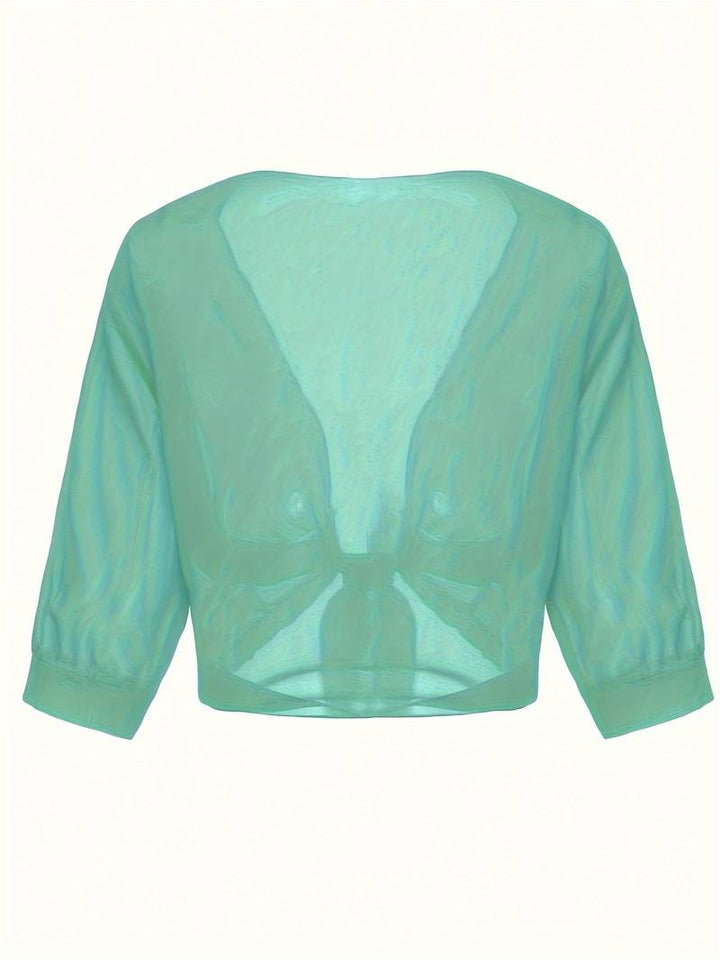 "Luchtige chiffon bolero met striksluiting en korte mouwen, elegant over zomeroutfits. Ideaal voor warme dagen en koele avond
