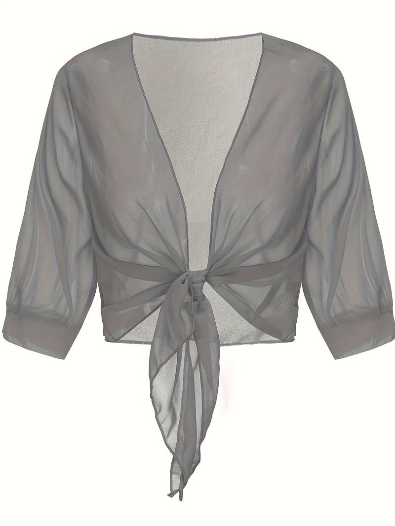 "Luchtige chiffon bolero met striksluiting en korte mouwen, elegant over zomeroutfits. Ideaal voor warme dagen en koele avond