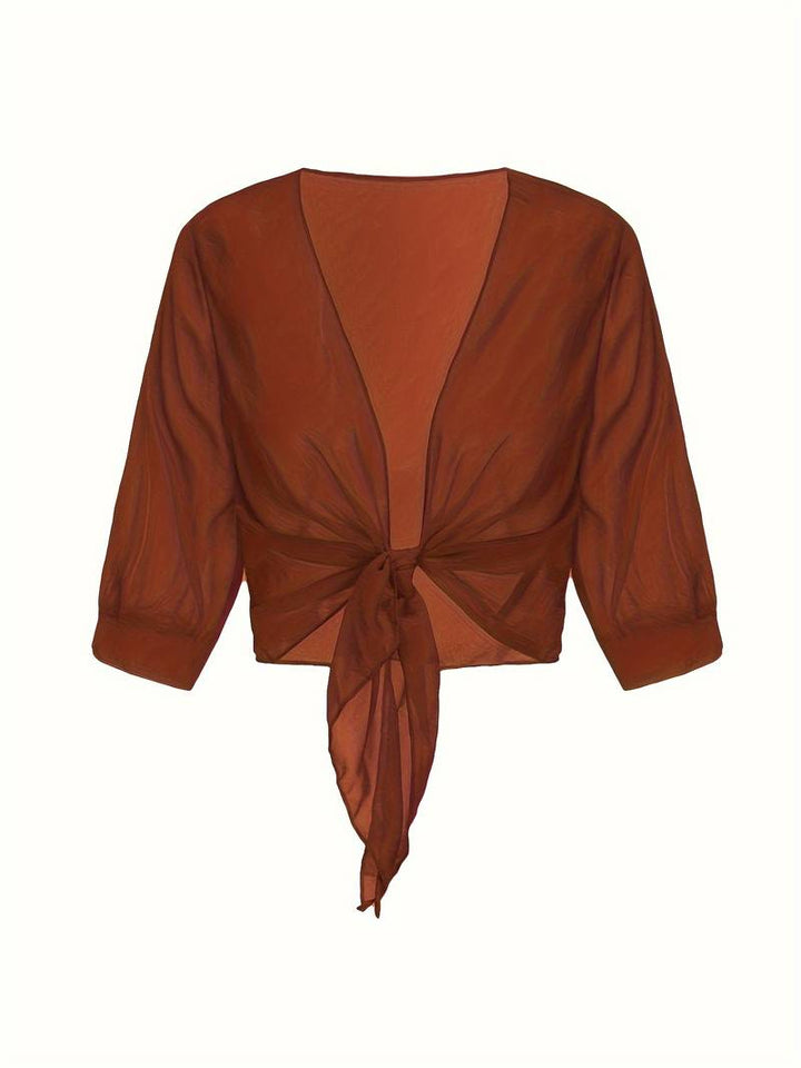 "Luchtige chiffon bolero met striksluiting en korte mouwen, elegant over zomeroutfits. Ideaal voor warme dagen en koele avond
