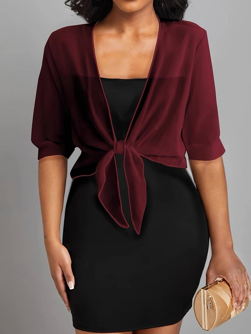 "Luchtige chiffon bolero met striksluiting en korte mouwen, elegant over zomeroutfits. Ideaal voor warme dagen en koele avond