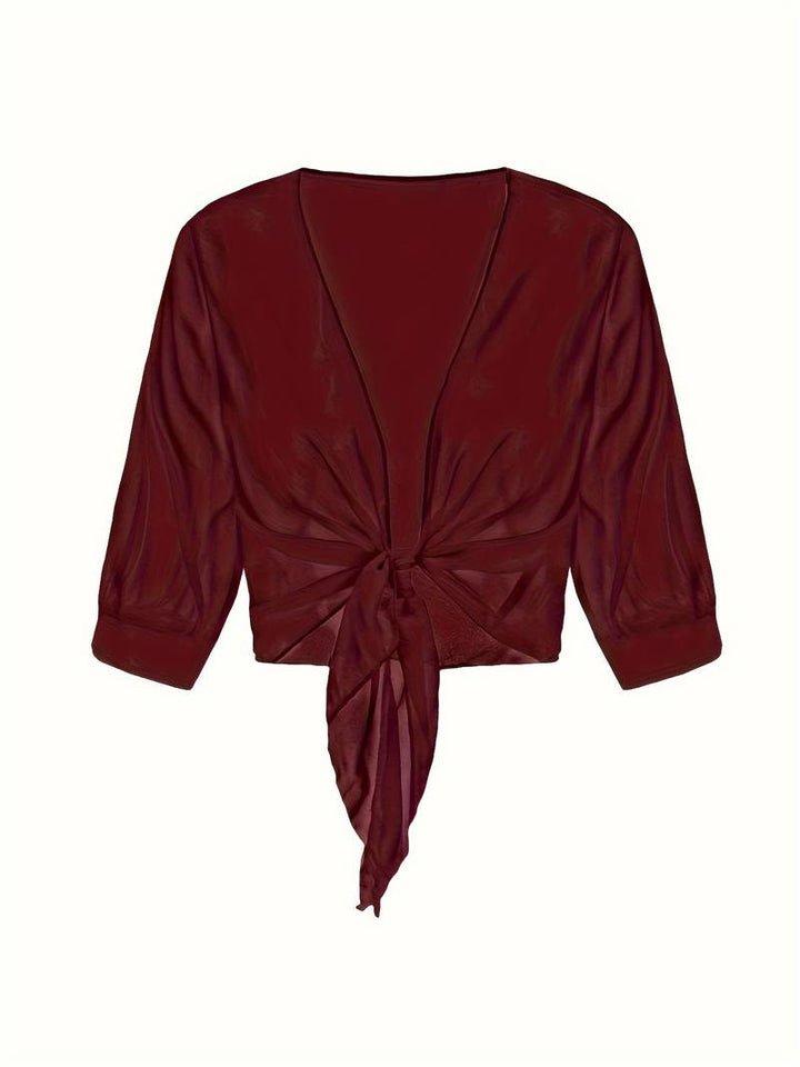 "Luchtige chiffon bolero met striksluiting en korte mouwen, elegant over zomeroutfits. Ideaal voor warme dagen en koele avond