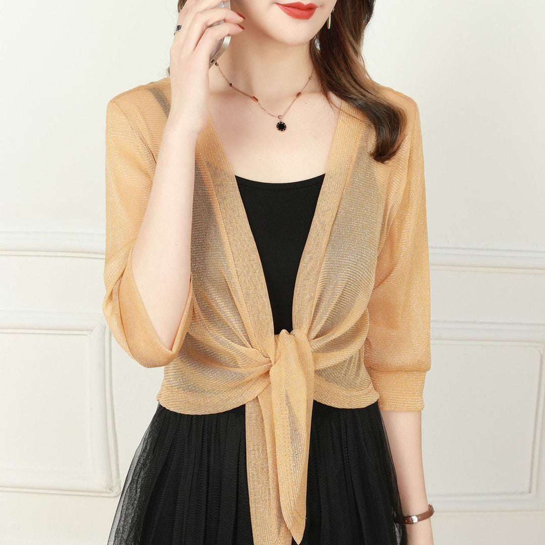 "Luchtige chiffon bolero met striksluiting en korte mouwen, elegant over zomeroutfits. Ideaal voor warme dagen en koele avond