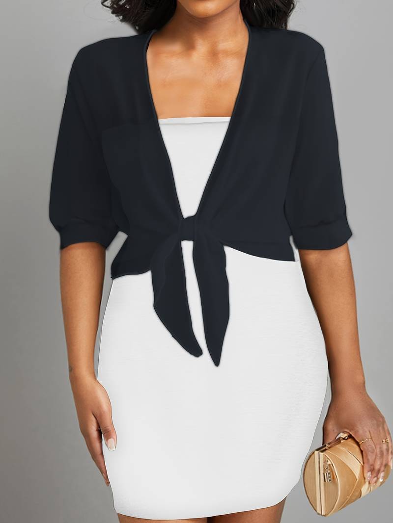 "Luchtige chiffon bolero met striksluiting en korte mouwen, elegant over zomeroutfits. Ideaal voor warme dagen en koele avond