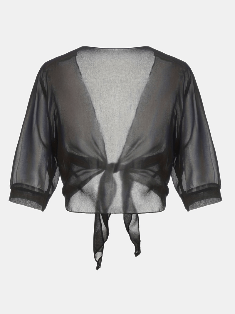"Luchtige chiffon bolero met striksluiting en korte mouwen, elegant over zomeroutfits. Ideaal voor warme dagen en koele avond