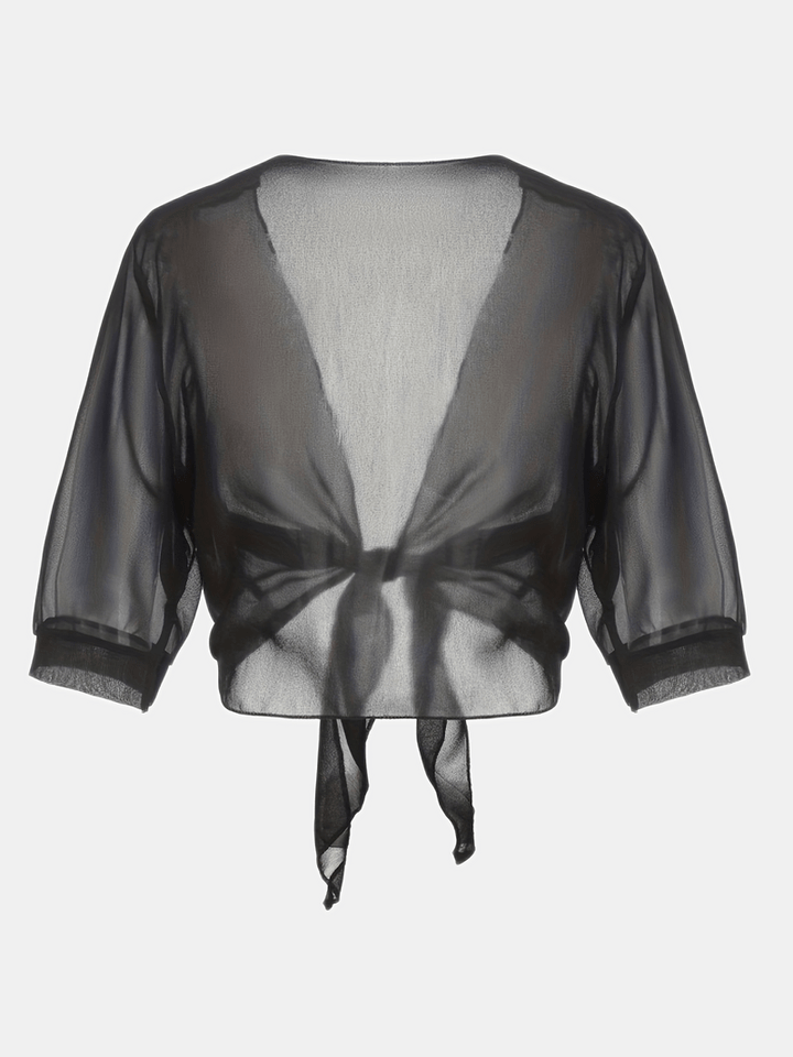 "Luchtige chiffon bolero met striksluiting en korte mouwen, elegant over zomeroutfits. Ideaal voor warme dagen en koele avond