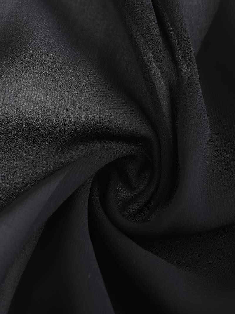"Luchtige chiffon bolero met striksluiting en korte mouwen, elegant over zomeroutfits. Ideaal voor warme dagen en koele avond