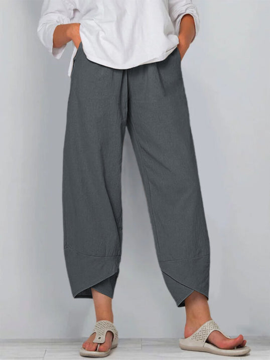 Trendy dames zomerbroek, cropped design en luchtige stof, ideaal voor een relaxte, minimalistische look.