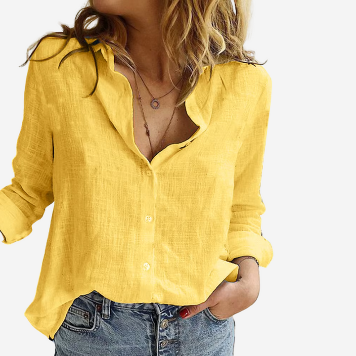 Modieuze damestop: losvallende luchtige blouse met vintage reverskraag en knoopsluiting voor een comfortabele stijl.