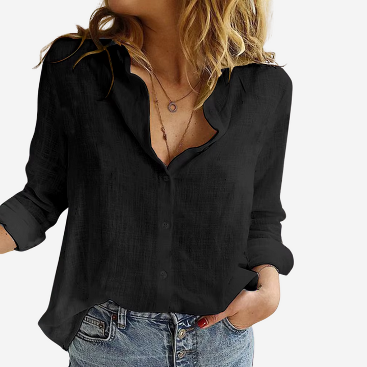 Detailfoto van de damesblouse: vintage reverskraag en verfijnde knoopsluiting, benadrukt de elegante afwerking.
