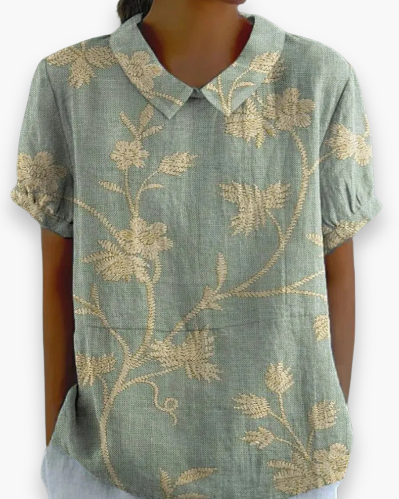 Luchtige damesblouse met vrolijke bloemenprint, ideaal voor zomerse dagen en een casual look.