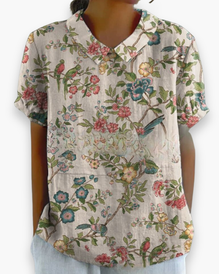 Veelzijdige bloemenprint damesblouse, ideaal als casual zomerkleding of chique vakantie outfit.