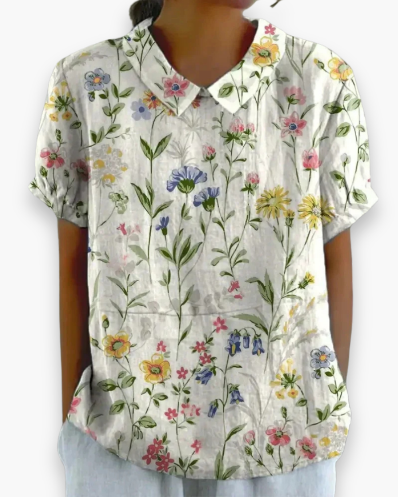 Comfortabele zomerse damesbloes met bloemenprint, perfect als vakantie outfit of casual vrouwenmode.