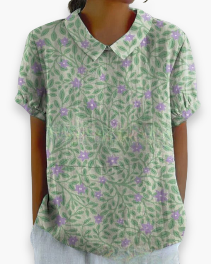 Levendige bloemenprint blouse voor dames, een luchtige en modieuze keuze voor warme zomerse dagen.