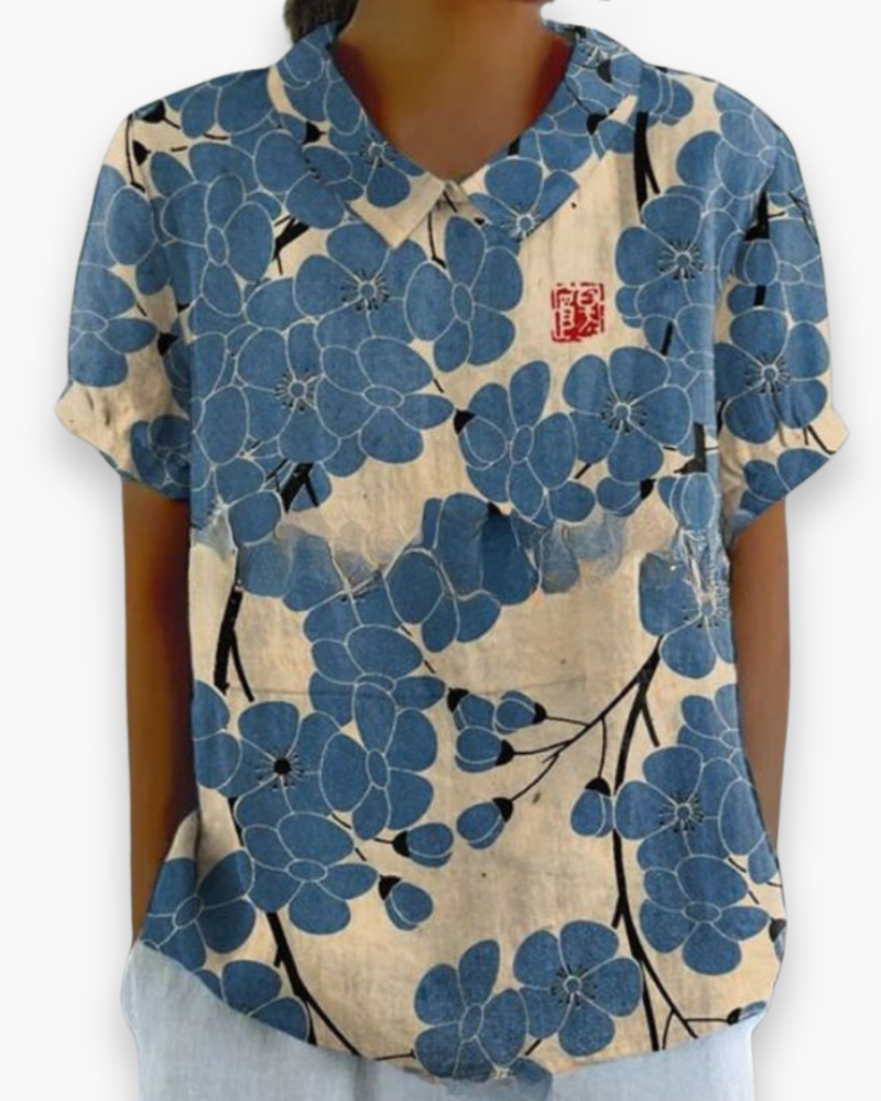 Frisse damesblouse met bloemenprint, perfect voor een luchtige en vrolijke uitstraling op zomerse dagen.