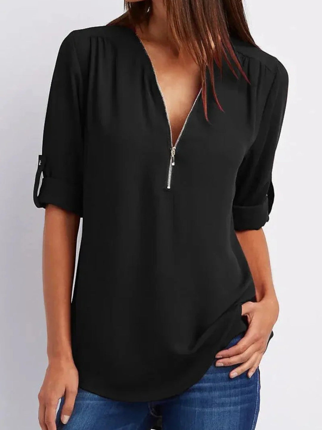 "Luchtige Emilia zomerblouse met v-hals en halve rits in zachte stof, ideaal voor casual zomeroutfits."