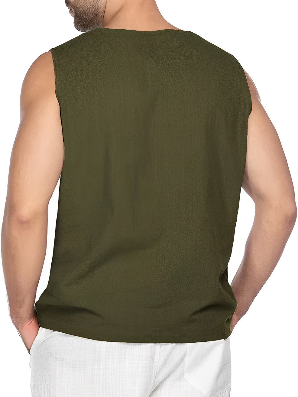 Model draagt modieuze, losvallende heren tanktop met V-hals; ideaal voor festivals en warme zomerdagen.