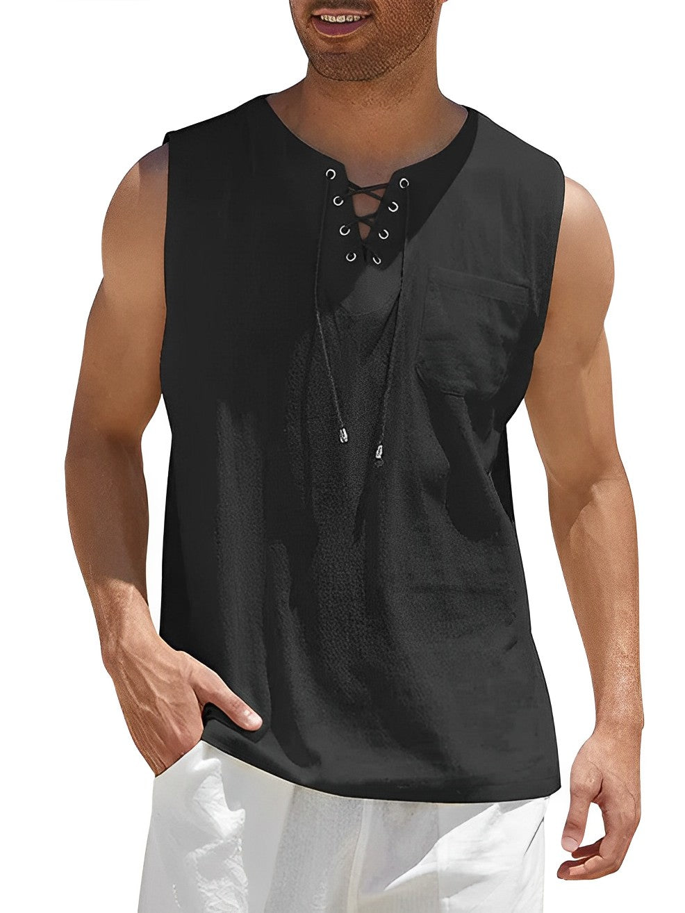 Close-up van de ademende, luchtige stof van deze comfortabele heren tanktop, perfect voor zomers comfort.