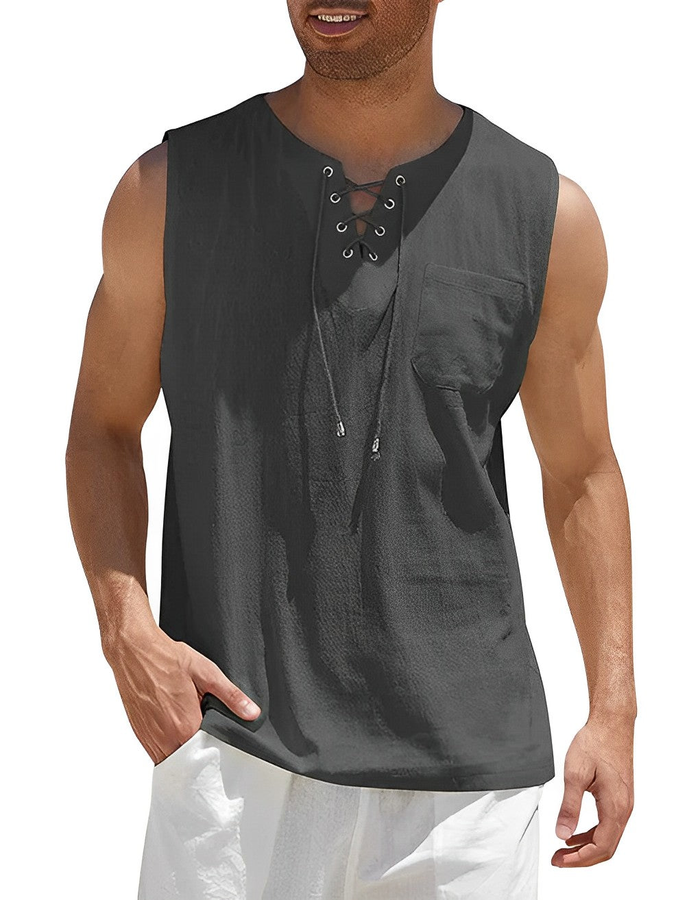 Heren tanktop op het strand; luchtig, mouwloos en comfortabel voor zonnige dagen en wateractiviteiten.