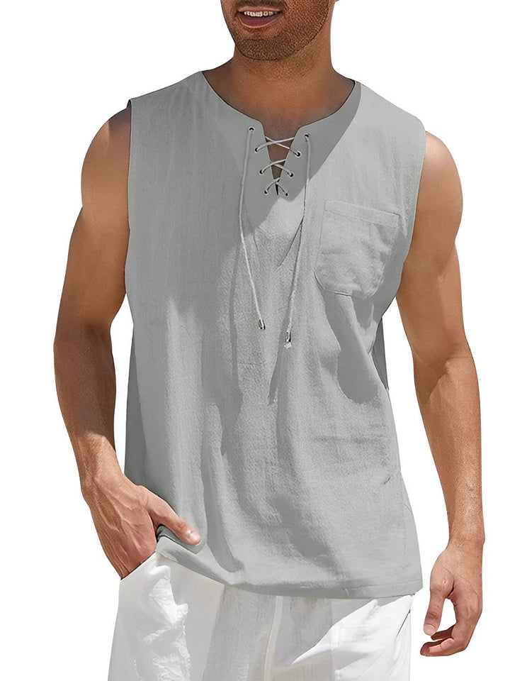 Stijlvolle V-hals detail van een modieuze heren tanktop, ideaal voor een casual of festival look.