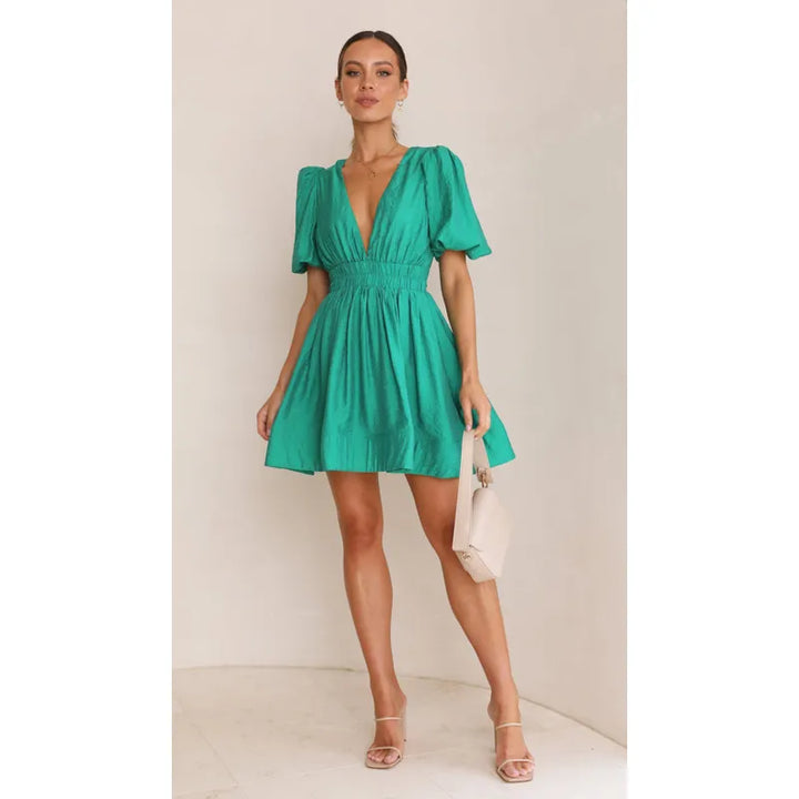 "Luchtige Luna mini jurk in zomerse kleur met flatterende pasvorm, ideale zomergarderobe aanvulling voor elegantie en comfort