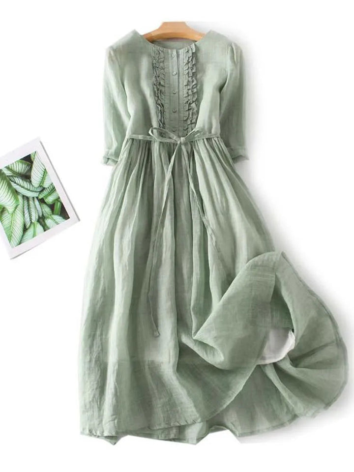 Stijlvolle dames zomerjurk, midi lengte, luchtig en comfortabel; ideaal als strandjurk of vakantieoutfit.