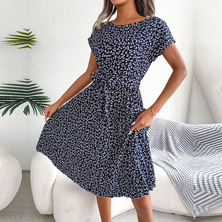 "Luchtige zomerjurk dames, elegante pasvorm, levendige kleuren, veelzijdig voor zomerse gelegenheden, vrouwelijk ontwerp."