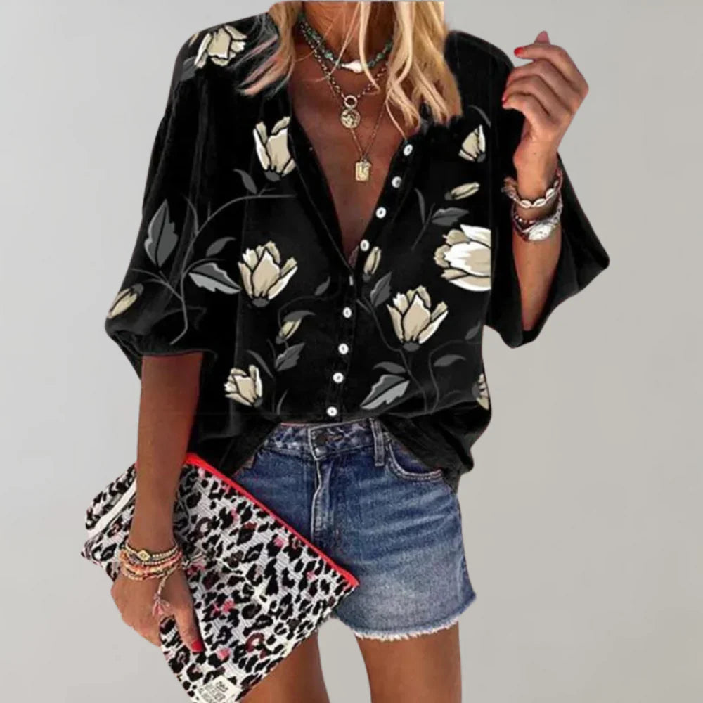 "Luchtige zomerse damesblouse met kleurrijke bloemenprint en elegante lange pasvorm voor stijlvolle casual looks."