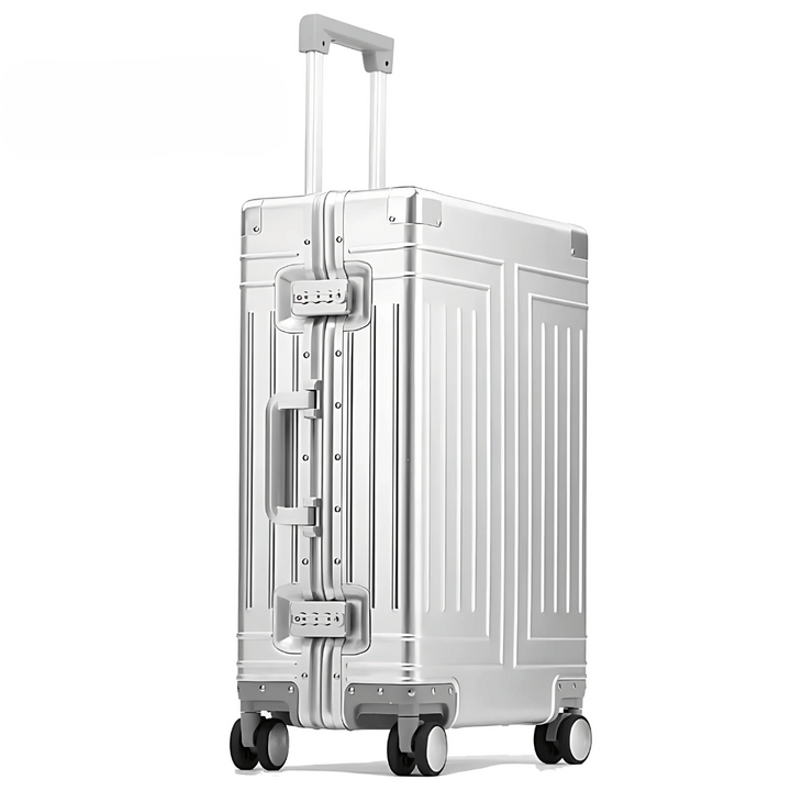 Elegante zilveren aluminium reiskoffer, klaar voor luxe vakanties en zakenreizen.