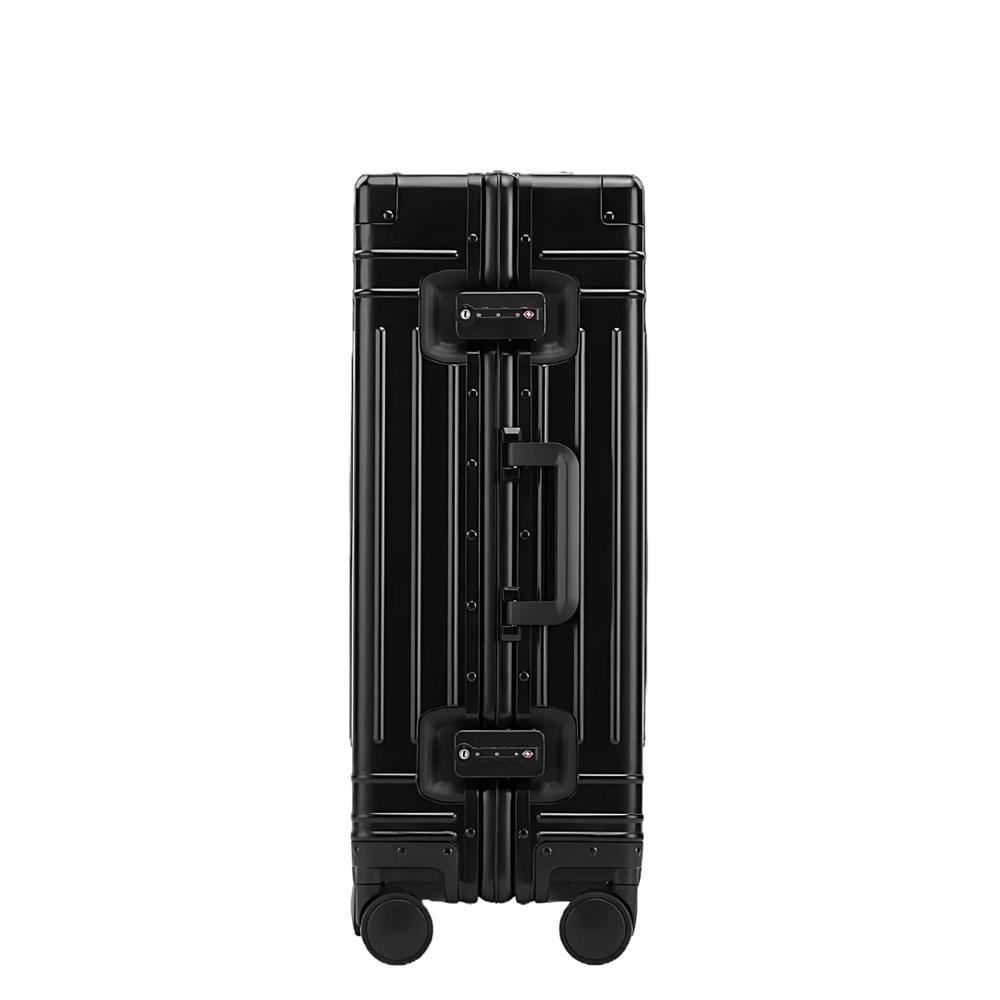 Zilveren hardcase aluminium koffer met TSA slot, stille wielen voor luxe en veilige ruimbagage.