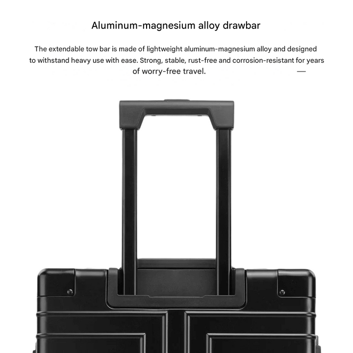 Detail van de stevige sluitingen op een luxe zilveren aluminium reiskoffer.