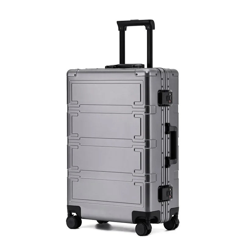 Binnenkant van de luxe aluminium reiskoffer Pristina. Ruime, georganiseerde hardshell koffer.