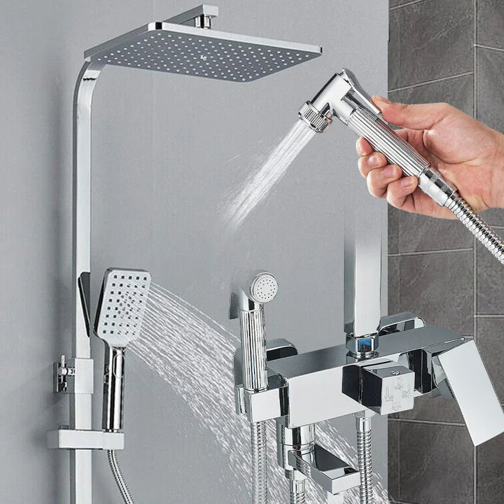 "Luxe AquaFlow doucheset met messing mengkraan en regen douchekop, glimmende chroomafwerking, elegant ontwerp."