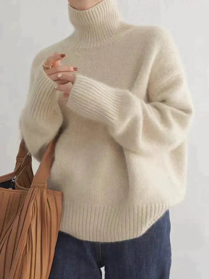 "Luxe beige kasjmier coltrui voor dames, warme en stijlvolle trui, tijdloos ontwerp, lichte en zachte stoffen."
