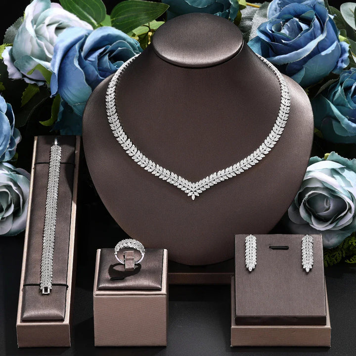 Elegant witgouden zirkonia sieradenset, 4-delig. Met sprankelende halsketting, oorbellen en armband.