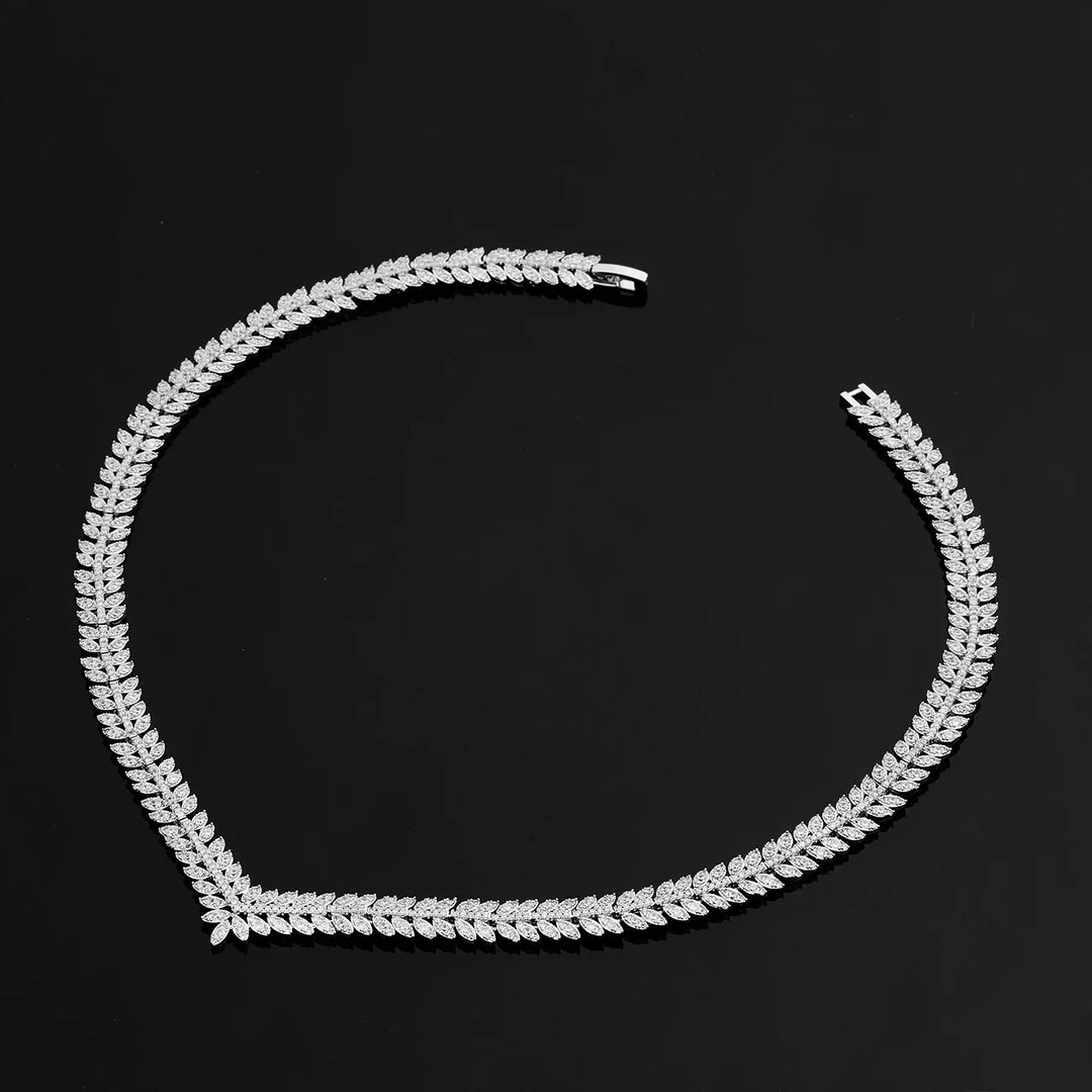 Schitterende zirkonia sieradenset; ideaal verlovingscadeau. Bevat halsketting, oorbellen en armband.