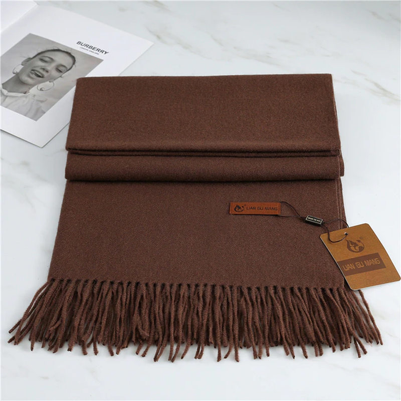 Trendy dames sjaal van zacht kasjmier, essentieel voor een modieuze winterstijl.