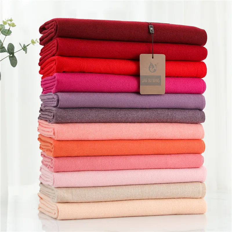Dames kasjmier sjaal elegant gedrapeerd, toont stijl, zachtheid en warmte voor de winter.