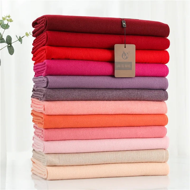 Dames kasjmier sjaal elegant gedrapeerd, toont stijl, zachtheid en warmte voor de winter.