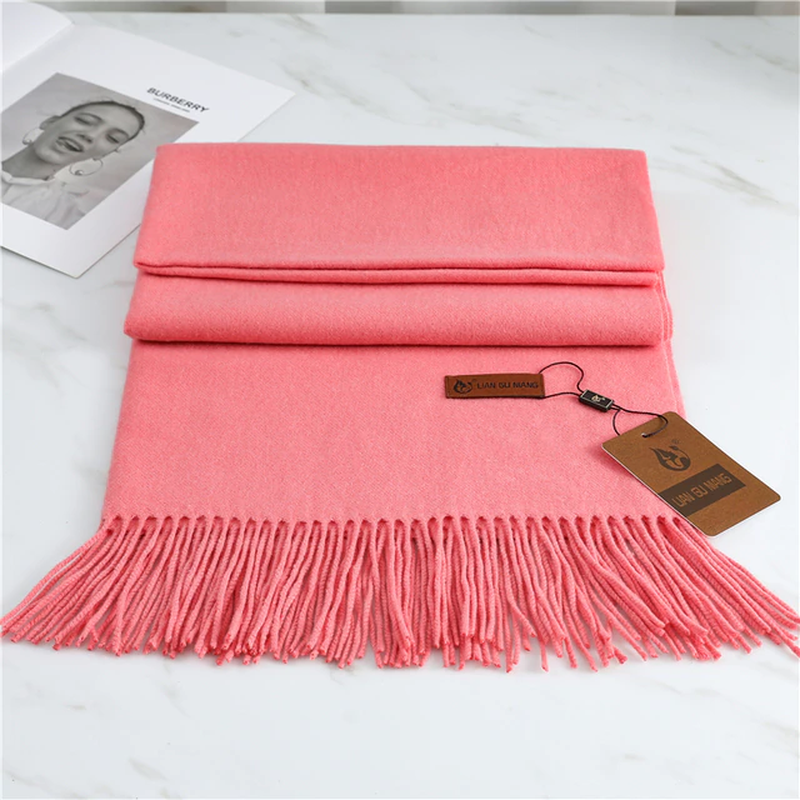 Handgemaakte dames kasjmier sjaal met delicate franjes, voor een elegante winterlook.