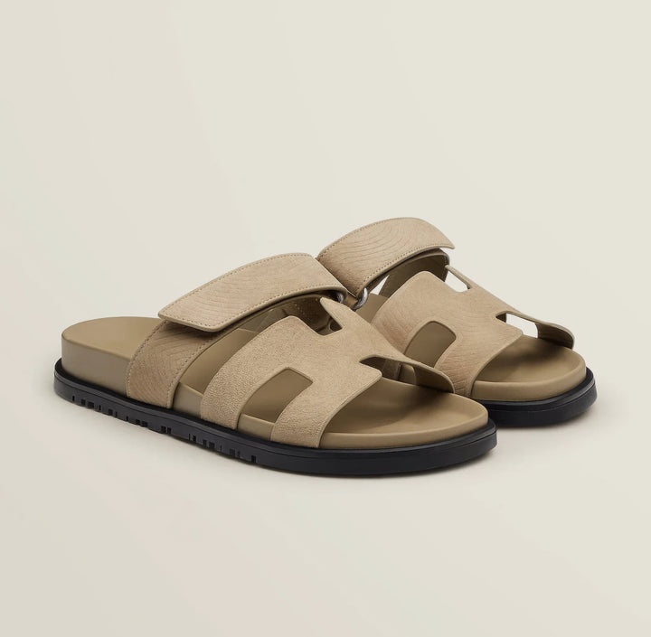 "Luxe dames sandalen met minimalistisch ontwerp en chic design, gemaakt van hoogwaardige materialen voor comfort en stijl."