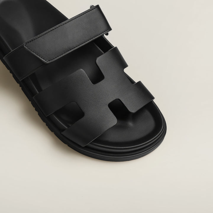 "Luxe dames sandalen met minimalistisch ontwerp en chic design, gemaakt van hoogwaardige materialen voor comfort en stijl."